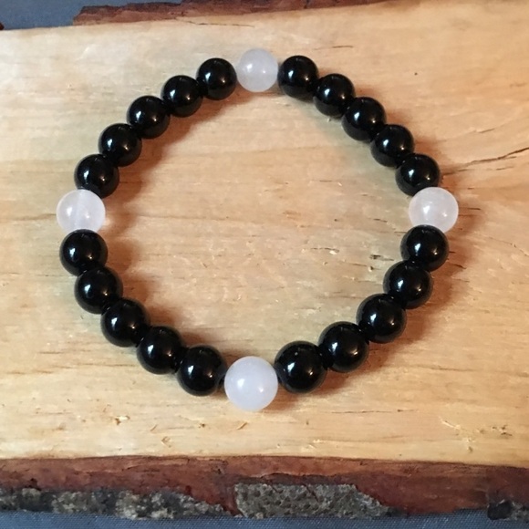 Handmade stretch Black jasper and white quartz bracelet - Picture 1 of 7